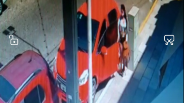 En cuestión de minutos, estacionó, bajó y le robaron todo