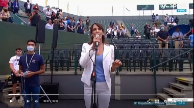 Sofía Menconi cantó el Himno Nacional en la Copa Davis