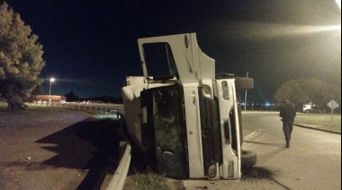 Cortes por todos lados: Volcó un camión en la bajada de la autopista