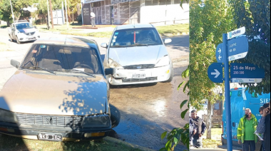 Choque entre dos autos en la esquina de Juárez y 25 de mayo