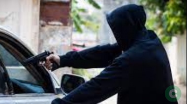 Roban una camioneta cuando la víctima llegaba a su casa