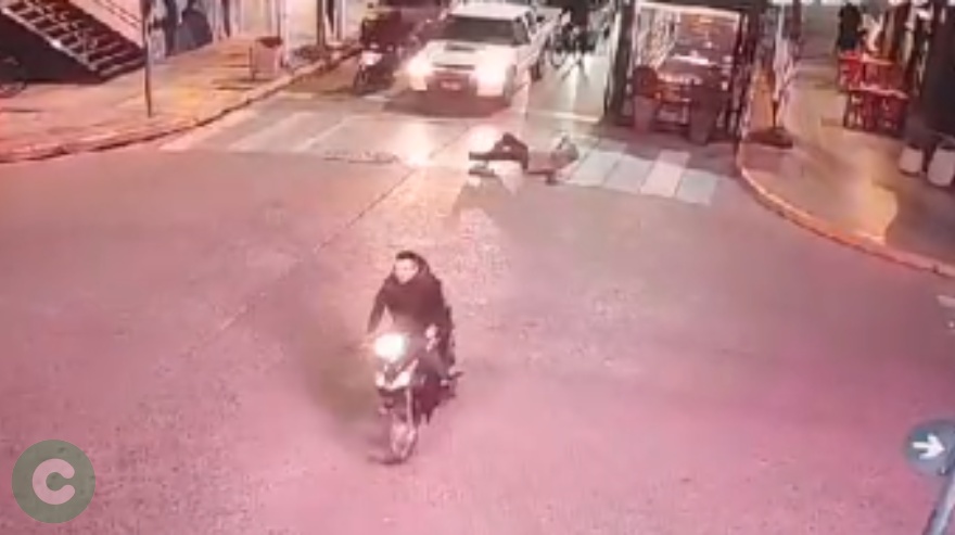 Pasó en rojo, chocó a un hombre y huyó