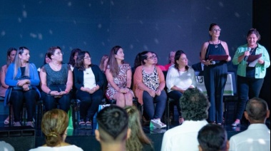 Entrega de diplomas a estudiantes de la carrera de Licenciatura en Educación