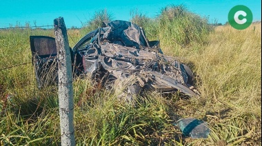 Conductor despistó y el auto terminó contra los alambrados de un campo