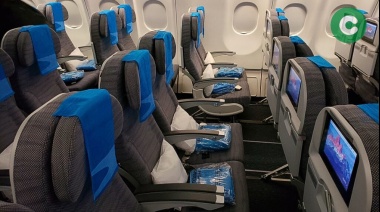 Dejó los AirPods en el avión, los rastreó por GPS y se los había llevado una empleada de limpieza