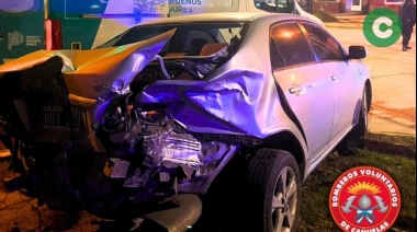 CHOQUE ENTRE UN AUTO Y UN PATRULLERO