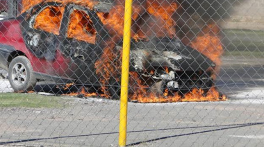 Mientras hacían las compras se les incendió el auto