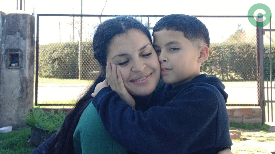 En moto y a alta velocidad, chocó a un niño y escapó