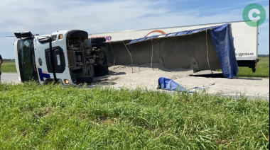 Un camión volcó y generó largas demoras en la Ruta 3