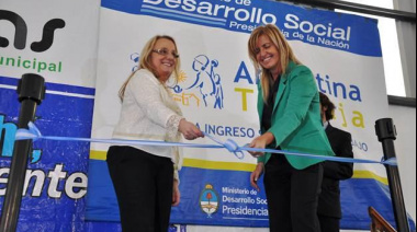 Alicia Kirchner y Marisa Fassi junto al pueblo de Máximo Paz