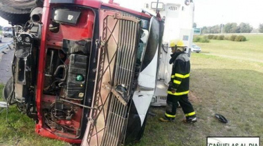 Volcó un camión de Samid en la bajada de la Autopista Ezeiza - Cañuelas