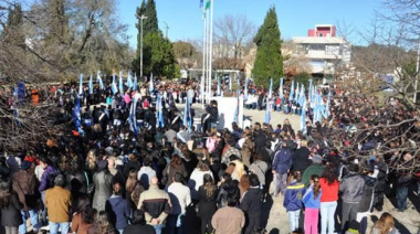 En la plaza Belgrano cientos de alumnos juraron lealtad a la bandera
