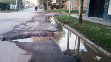 Desastroso estado del asfalto en la calle Basavilbaso