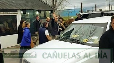 Macri en Cañuelas: Tomó mate con vecinos y lo invitaron a comer a 