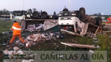 Sábado: Volcó un camión cargado de gaseosas 