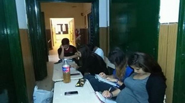Alumnos de Máximo Paz estudian en los pasillos mientras el Ejecutivo y el Consejo escolar se disputan las responsabilidades