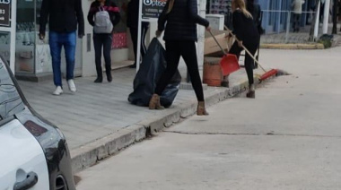 Cansados de la tierra que entra a sus locales salieron a barrer las calles