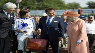 El hijo de Cambiaso recibio un premio de manos de la Reina Isabel II