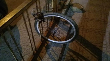 Insólito: Le robaron parte de la bicicleta y le dejaron una rueda atada al bicicletero