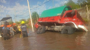#TemporalenCañuelas: Volcó un camión de los bomberos