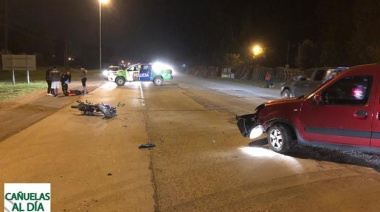 Chocan un auto y una moto