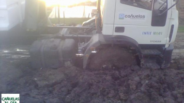 Se encajó un camión del municipio que llevaba bidones de agua para la zona afectada por la lluvia