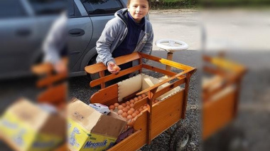 ¡Un genio!: Vende huevos para ayudar a sus amigos a realizar el viaje de egresados