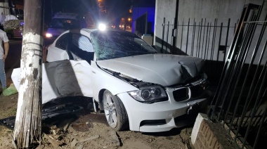 Se despistó el auto en el que viajaban y terminaron contra la reja de una casa