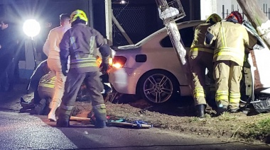 Se despistó el auto en el que viajaban y terminaron contra la reja de una casa