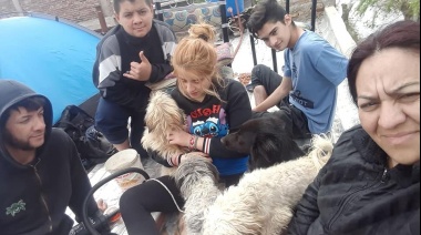 Inundaciones: Una familia vive en el techo