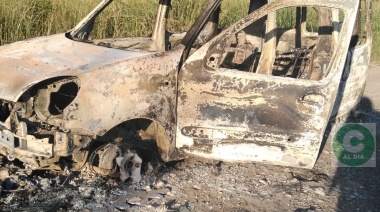 Encuentran un cuerpo calcinado dentro de un auto