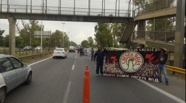 Trabajadores de Cresta Roja cortan autopista