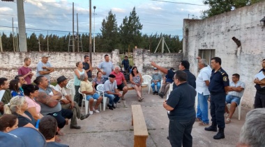 Reunión entre vecinos y autoridades policiales