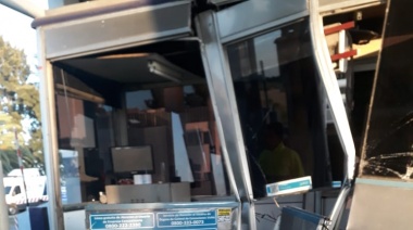 Chocó la cabina del peaje con el acoplado de su camión