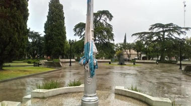 Vio la bandera caída y tuvo un gesto para imitar