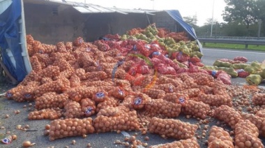 Volcó un camión de verduras en la Autopista