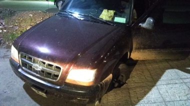 Intentó meterse en contramano y se llevó por delante un terraplén