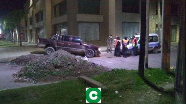 Intentó meterse en contramano y se llevó por delante un terraplén