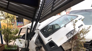 Impactante: Dos autos involucrados en un accidente que destrozó la marquesina de un comercio
