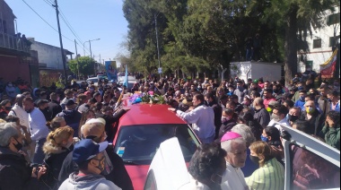 Multitudinaria despedida del padre Bachi