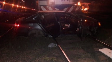 Impactante accidente entre un tren y un auto