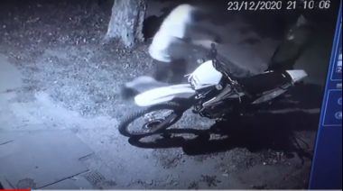 Le gatillaron en la cabeza para quedarse con su moto 