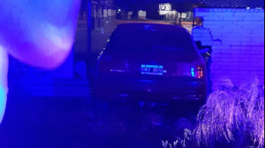 Perdió el control de su auto y terminó impactando contra un paredón 