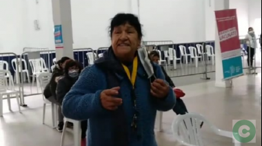 Recibió la segunda dosis y les regaló un tango a los presentes 