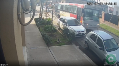 Buscan al colectivero que le chocó el auto y siguió de largo 