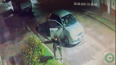 Ya no saben que robar: Una mujer arrancó un cesto de basura y se le llevó  
