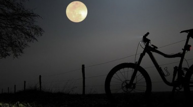 Bicicleteada nocturna con luna llena