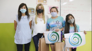 Reconocimiento a las estudiantes que crearon la Escarapela del Bicentenario​