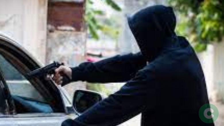 Roban una camioneta cuando la víctima llegaba a su casa
