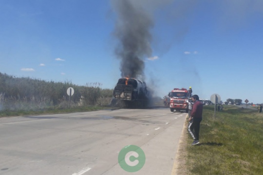 Incendio de un camión en Ruta 6